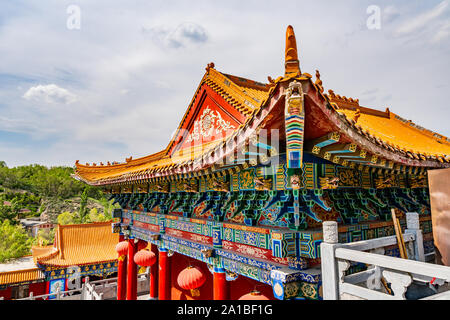 Urumqi Shuimogou Scenic Area Park Qingquan Toit Temple Bouddhiste High Angle View sur un ciel bleu ensoleillé Jour Banque D'Images