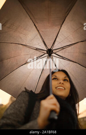 Jeune femme au travail à pied, un jour de pluie. Banque D'Images