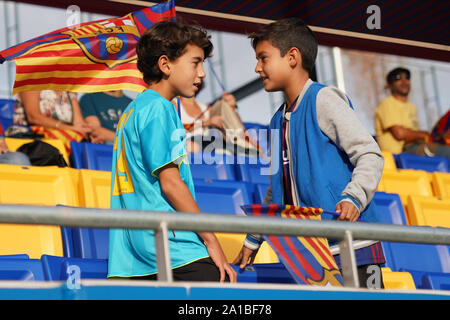 Barcelone, Espagne. 25 Septembre, 2019. SANT JOAN DESPI, ESPAGNE - 25 SEPTEMBRE : Fans du FC Barcelone célébrer au cours de l'UEFA Women's Champions League Round 32 match entre le FC Barcelone et la Juventus à Johan Cruyff Stadium, le 25 septembre 2019 à Barcelone, Espagne. (Photo de Daniela Porcelli/SPP) : Crédit Photo de presse Sport/Alamy Live News Banque D'Images