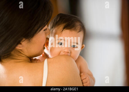 Portrait of a cute baby étant détenu par elle de la mère. Banque D'Images