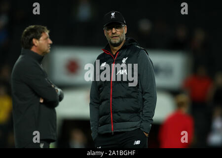 Milton Keynes, Buckinghamshire, Royaume-Uni. 25 Septembre, 2019. Coupe de la Ligue anglaise de football, Carabao Cup ; Milton Keynes Dons contre Liverpool Liverpool ; Manager Jurgen Klopp watches les joueurs warm up Crédit : Action Plus de Sports/Alamy Live News Banque D'Images
