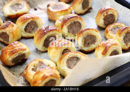 Rouleaux de saucisses faites maison, de la délicieuse pâtisserie snack Banque D'Images