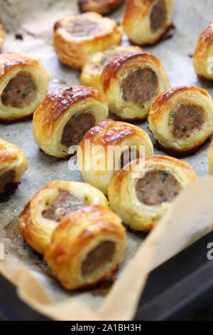 Rouleaux de saucisses faites maison, de la délicieuse pâtisserie snack Banque D'Images