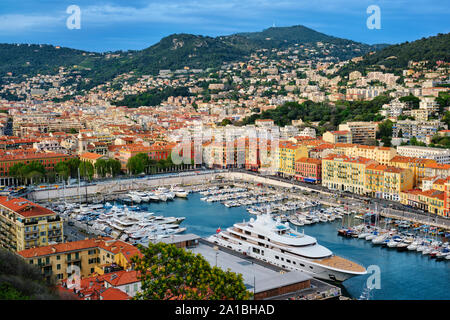 Vue sur le Vieux Port de Nice avec des yachts, France Banque D'Images