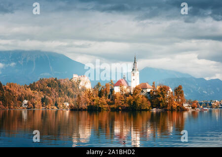 Voir l'automne étonnant de le lac de Bled en Slovénie, Alpes juliennes. Église de pèlerinage de l'assomption de Marie sur un premier plan. Photographie de paysage Banque D'Images