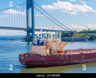 Un navire-citerne et le pont Verrazano à New York Banque D'Images