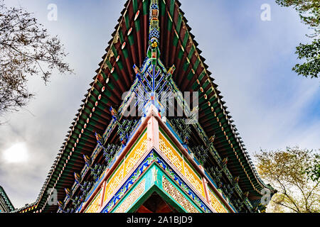 Urumqi Renmin Gongyuan People's Park Zhaoyang Rising Sun Pavilion sur un ciel bleu ensoleillé Jour Banque D'Images