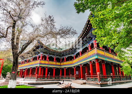 Urumqi Renmin Gongyuan People's Park Zhaoyang Rising Sun Pavilion sur un ciel bleu ensoleillé Jour Banque D'Images