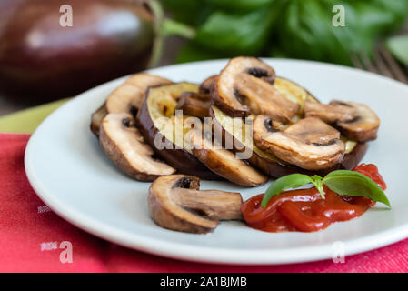 Tranches d'aubergine grillées en couches avec des champignons. Banque D'Images