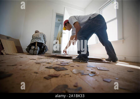 Deux hommes à l'intérieur d'un groupe de constructeurs dans une maison. Banque D'Images