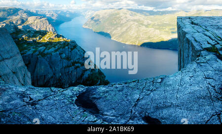 Vue imprenable sur rock Preikestolen se trouve en Norvège avec fjord Lysefjord sur backgrond Banque D'Images