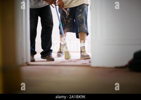 Deux constructeurs marcher dans une salle. Banque D'Images