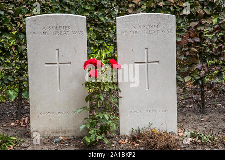 Les tombes de soldats de l'ONU connue à La Brique 2 Cimetière militaire, au nord d'Ypres en Flandre occidentale Banque D'Images