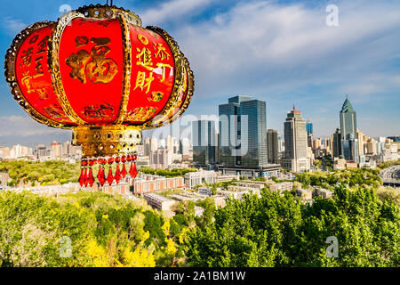 De pittoresques rues Urumqi avec lampe chinoise et gratte-ciel en arrière-plan à la fin de l'après-midi Banque D'Images