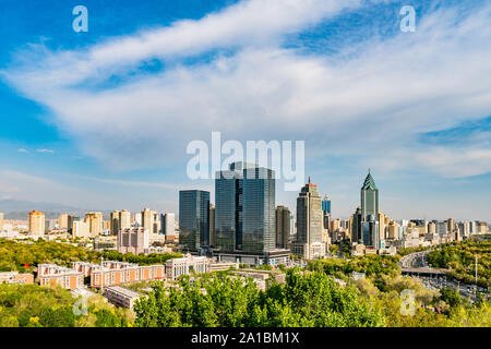 De pittoresques Urumqi Cityscape with Skyscrapers à fond à la fin de l'après-midi Banque D'Images