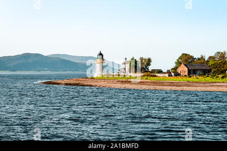 Vue de la Corran Point Lighthouse et Lodge, sur le côté ouest de la Corran Narrows du Locrows du Loch Linnhe, dans les Highlands écossais. Banque D'Images