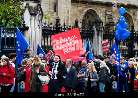 Retour du parlement le 25 septembre 2019 et de rester et de laisser les manifestants se rassemblent à l'extérieur de la Chambre des communes Banque D'Images