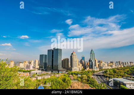 De pittoresques Urumqi Cityscape with Skyscrapers à fond à la fin de l'après-midi Banque D'Images