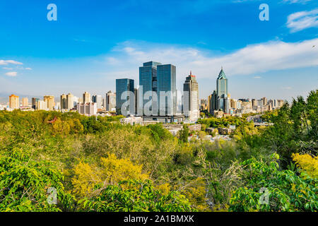 De pittoresques Urumqi Cityscape with Skyscrapers à fond à la fin de l'après-midi Banque D'Images