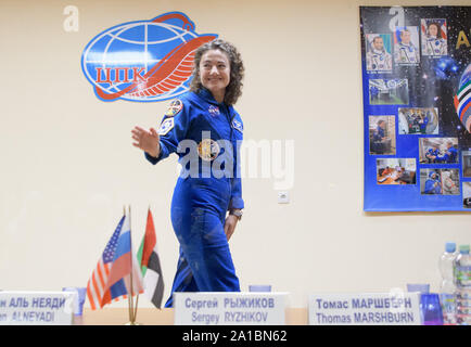 Baïkonour, Kazakhstan. 25 Septembre, 2019. L'astronaute de l'expédition 61 de Jessica Meir vagues de la NASA d'une conférence de presse le 24 septembre 2019, à l'hôtel cosmonaute à Baïkonour, au Kazakhstan. Meir, le cosmonaute Oleg Skripochka Expédition 61 de Roskosmos et spaceflight participant Ali Hazzaa Almansoori des Émirats arabes unis va lancer le 25 septembre sur l'engin spatial MS-15 Soyouz depuis le cosmodrome de Baïkonour vers la Station spatiale internationale. Photo de la NASA/Bill Ingalls : Crédit d'UPI UPI/Alamy Live News Banque D'Images