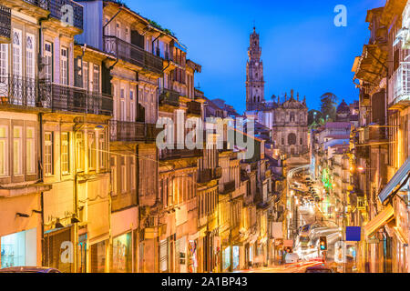 Porto, Portugal cityscape vers l'Église des clercs. Banque D'Images