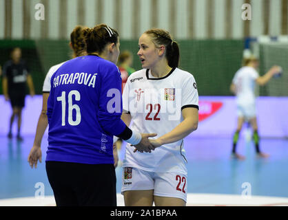 De gauche LUCIE SATRAPOVA HURYCHOVA, Marketa, tous deux de République tchèque en action lors du qualificatif pour championnat d'Europe de handball tchèque contre le Portugal à Olomouc, République tchèque, le 25 septembre 2019. (CTK Photo/Ludek Perina) Banque D'Images