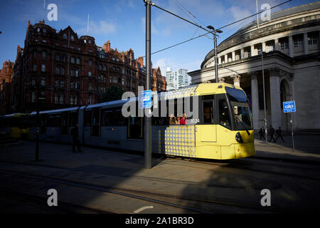 Tramway Metrolink à Manchester St Peters Square en forte lumière avec ombres Banque D'Images