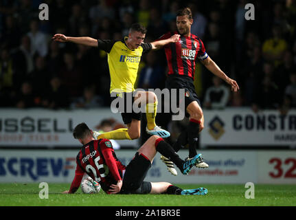 Burton Albion's Nathan Broadhead sauts sur Bournemouth Jack Simpson au cours de la troisième série, coupe du buffle match au stade de Pirelli, Burton. Banque D'Images