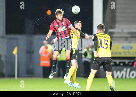 Burton upon Trent, Royaume-Uni. 25 Septembre, 2019. Simon Francis de Bournemouth (2) outjumps Nathan Broadhead de Burton Albion (9) au cours de l'EFL Carabao Cup match entre Burton Albion et Bournemouth au stade de Pirelli, Burton upon Trent, Angleterre le 25 septembre 2019. Photo par Mick Haynes. Usage éditorial uniquement, licence requise pour un usage commercial. Aucune utilisation de pari, de jeux ou d'un seul club/ligue/dvd publications. Credit : UK Sports Photos Ltd/Alamy Live News Banque D'Images