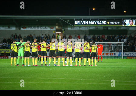 Burton upon Trent, Royaume-Uni. 25 Septembre, 2019. minutes de silence pour Kevin Naylor ex- burton dvd au cours de l'EFL Carabao Cup match entre Burton Albion et Bournemouth au stade de Pirelli, Burton upon Trent, Angleterre le 25 septembre 2019. Photo par Mick Haynes. Usage éditorial uniquement, licence requise pour un usage commercial. Aucune utilisation de pari, de jeux ou d'un seul club/ligue/dvd publications. Credit : UK Sports Photos Ltd/Alamy Live News Banque D'Images