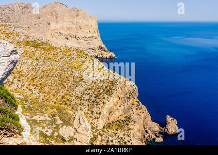 Vue depuis le Mirador d'Es Colomer les falaises de la péninsule de Formentor, Majorque, Espagne Banque D'Images