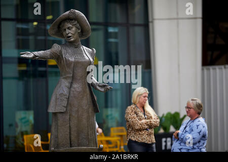 Statue de Manchester leader suffragette Emmeline Pankhurst (officiellement appelé Rise Up Femmes sculpture en bronze sur la Place Saint-Pierre par artiste Hazel Reev Banque D'Images