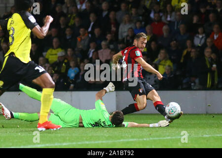 Burton upon Trent, Royaume-Uni. 25 Septembre, 2019. Kieran O'Hara de Burton Albion (1) Nie Ryan Fraser de Bournemouth (24) avec un super-arrêt au cours de l'EFL Carabao Cup match entre Burton Albion et Bournemouth au stade de Pirelli, Burton upon Trent, Angleterre le 25 septembre 2019. Photo par Mick Haynes. Usage éditorial uniquement, licence requise pour un usage commercial. Aucune utilisation de pari, de jeux ou d'un seul club/ligue/dvd publications. Credit : UK Sports Photos Ltd/Alamy Live News Banque D'Images