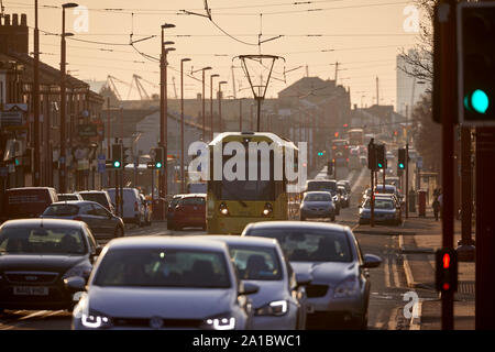 Tameside, Droylsden Road, Metrolink tram en circulation intense Banque D'Images