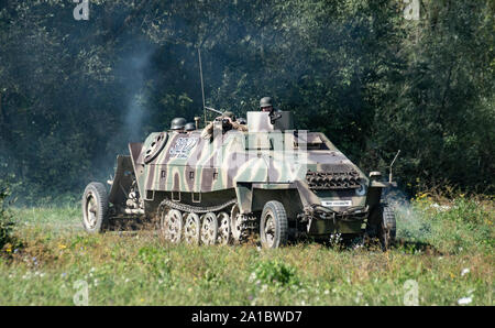 Véhicule de combat blindé allemand SD.Kfz.251 pendant la reconstruction historique militaire de 'Karpaty 1944' à Medzilaborce, Slovaquie. Banque D'Images