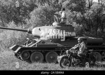 Le char soviétique T-34, la moto militaire et les soldats soviétiques pendant la reconstruction historique militaire de 'Karpaty 1944' à Medzilaborce, Slovaquie. Banque D'Images