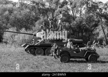 Le char soviétique T-34, Willys MB, la moto militaire et les soldats soviétiques pendant la reconstruction historique militaire de 'Karpaty 1944' à Medzilaborce, Banque D'Images