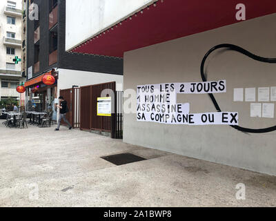 Montreuil, France, art de rue féministe français protestant contre la violence domestique sur les murs de banlieue de la ville Banque D'Images