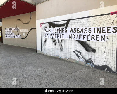 Montreuil, France, art de rue féministe français protestant contre la violence domestique sur les murs de banlieue de la ville, art de protestation Banque D'Images