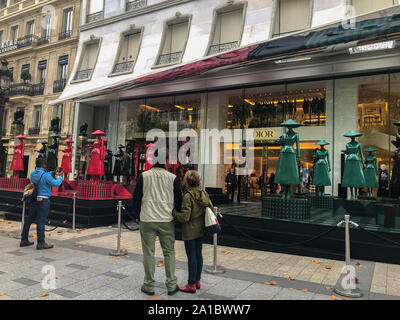 Paris, France, deux personnes par derrière, regardant à l'extérieur du magasin Christian Dior sur l'AVE. Champs Elysées, rue de Paris, rue commerçante, consommateur Prestige, vitrine, shopping Banque D'Images