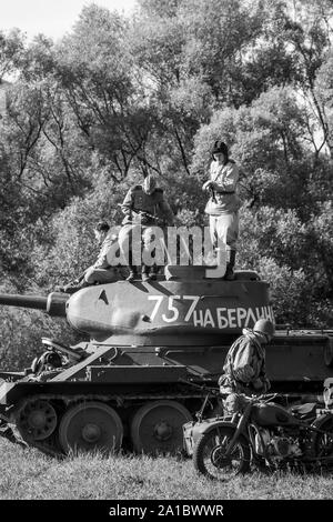 Le char soviétique T-34, la moto militaire et les soldats soviétiques pendant la reconstruction historique militaire de 'Karpaty 1944' à Medzilaborce, Slovaquie. Banque D'Images