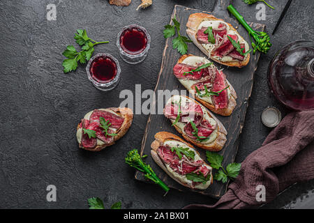 De délicieux en-cas, sandwiches, crostini, canape, antipasti pour partie ou temps de pique-nique, copy space Banque D'Images