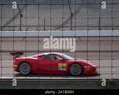 Rouge Ferrari racing dans l'Amérique du Nord Ferrari Défi à l'Indianapolis Motor Speedway, de l'Indiana, le 28 juillet 2019, © Katharine Andriotis Banque D'Images