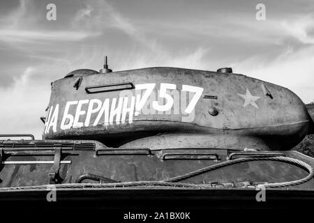 Tour de char soviétique T-34 avec l'inscription 'à Berlin' lors de la reconstruction historique militaire de 'Karpaty 1944' à Medzilaborce, Slovaquie. Banque D'Images
