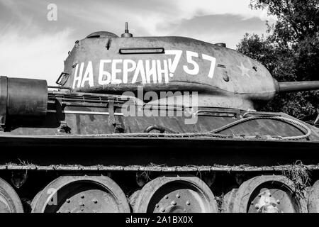 Le char soviétique T-34 avec l'inscription 'à Berlin' lors de la reconstruction historique militaire de 'Karpaty 1944' à Medzilaborce, Slovaquie. Banque D'Images