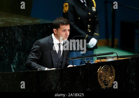 Organisation des Nations Unies. 25 Septembre, 2019. Le Président ukrainien Volodymyr Zelensky aborde le débat général de la 74e session de l'Assemblée générale de l'ONU au siège des Nations Unies à New York, le 25 septembre 2019. Credit : Muzi Li/Xinhua/Alamy Live News Banque D'Images