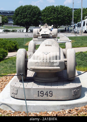 Sculptures de 1949 et 1970 Indianapolis 500 voitures de course gagnante sur l'affichage à l'Indianapolis Motor Speedway, de l'Indiana, le 28 juillet 2019, © Katharine Andr Banque D'Images