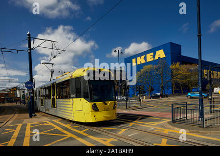 Tameside, magasin IKEA à Ashton-under-Lyne avec un tramway Metrolink passant Banque D'Images