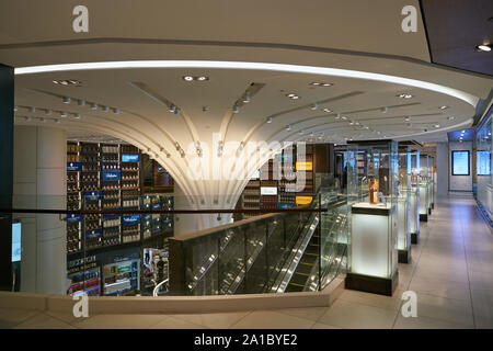 Singapour - CIRCA AVRIL 2019 : interior shot de DFS Wine & Spirits shop à l'aéroport de Singapour Changi. Banque D'Images