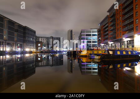 Réflexions à Leeds Dock au petit matin. Banque D'Images